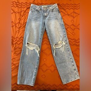 Light Wash Distressed Straight-Leg Levi’s Jeans - Blue